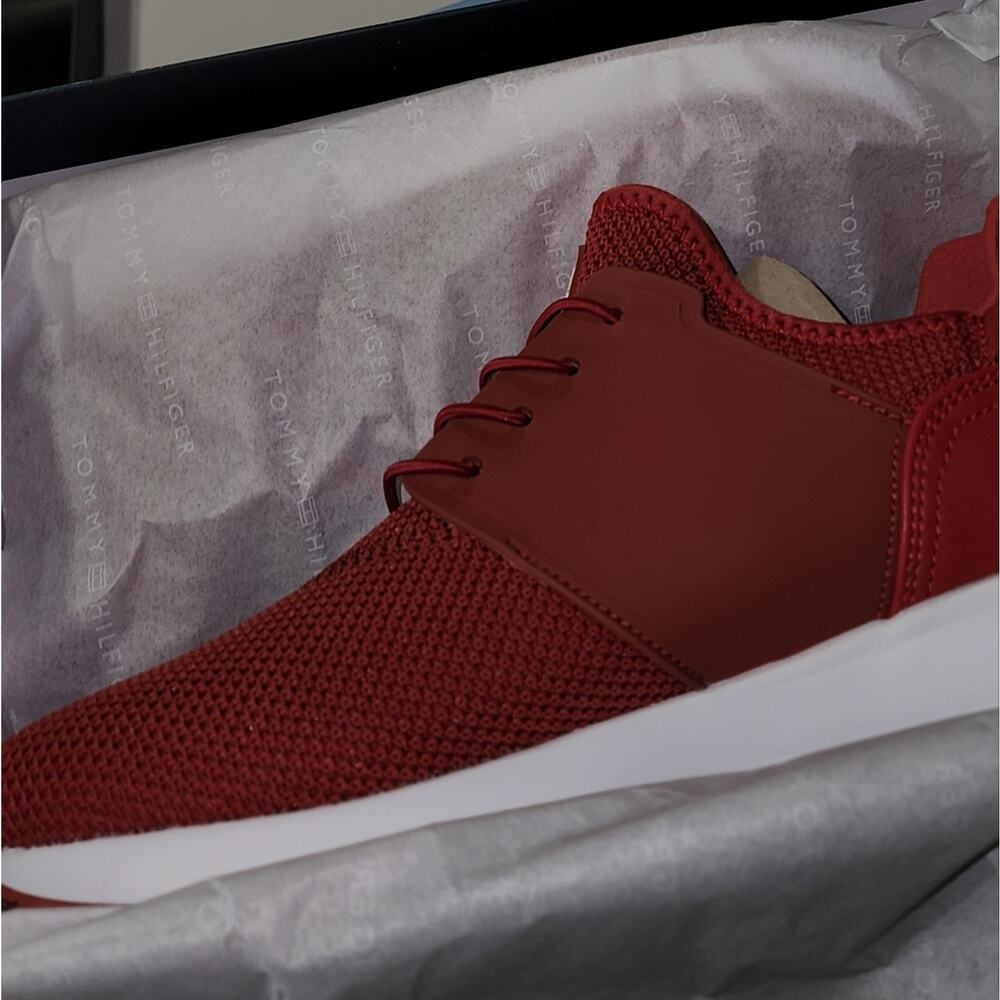 TOMMY HILFIGER NWT WOMENS SLIPON SNEAKERS